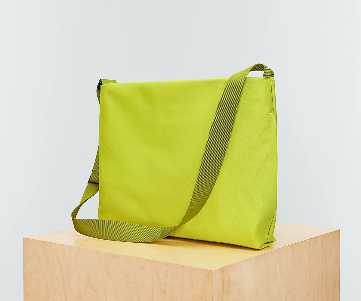 Active Messenger 16L in Atomic Celery - Image 2