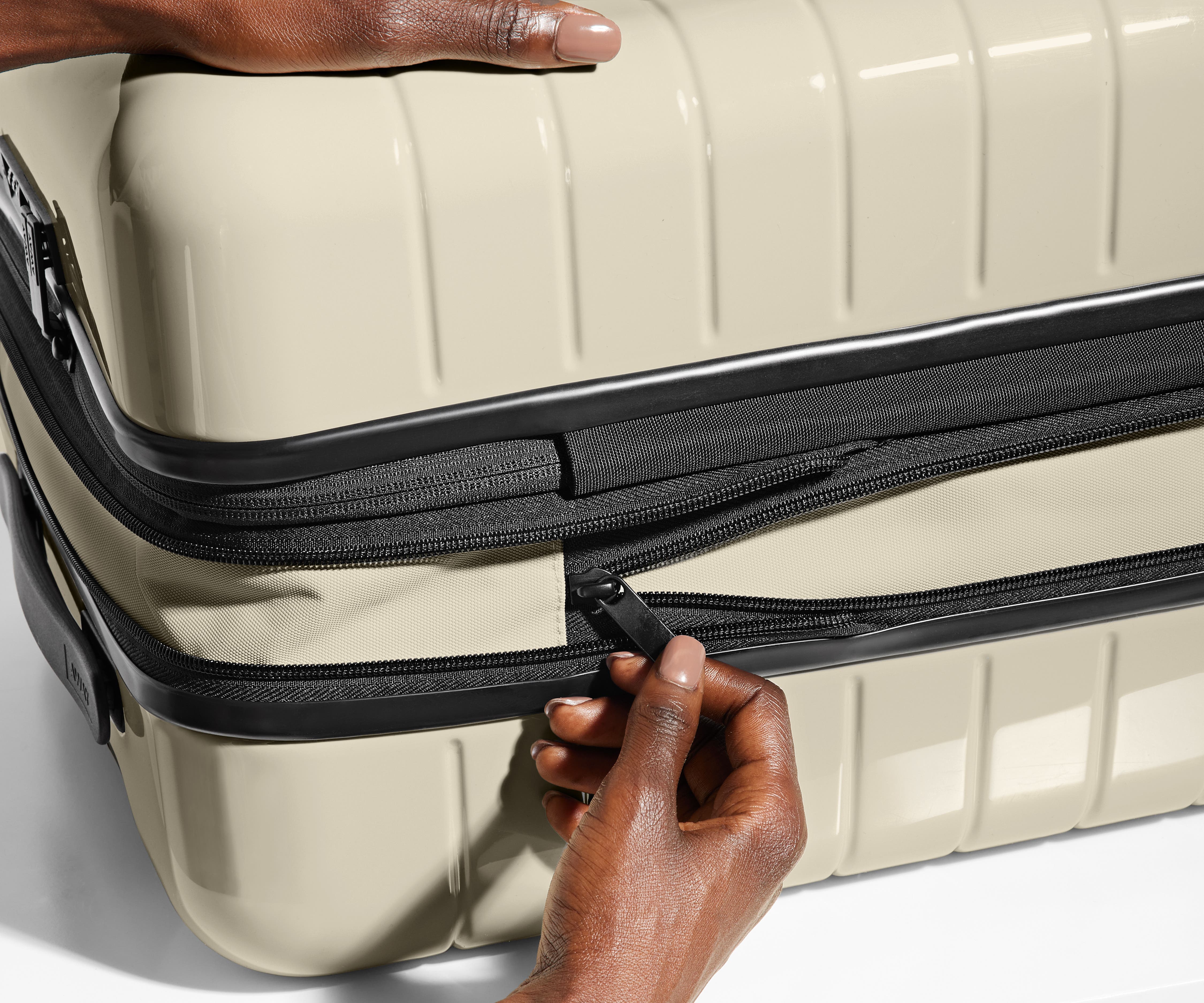 The Bigger Carry-On Flex in Salt White (Gloss) - Image 5