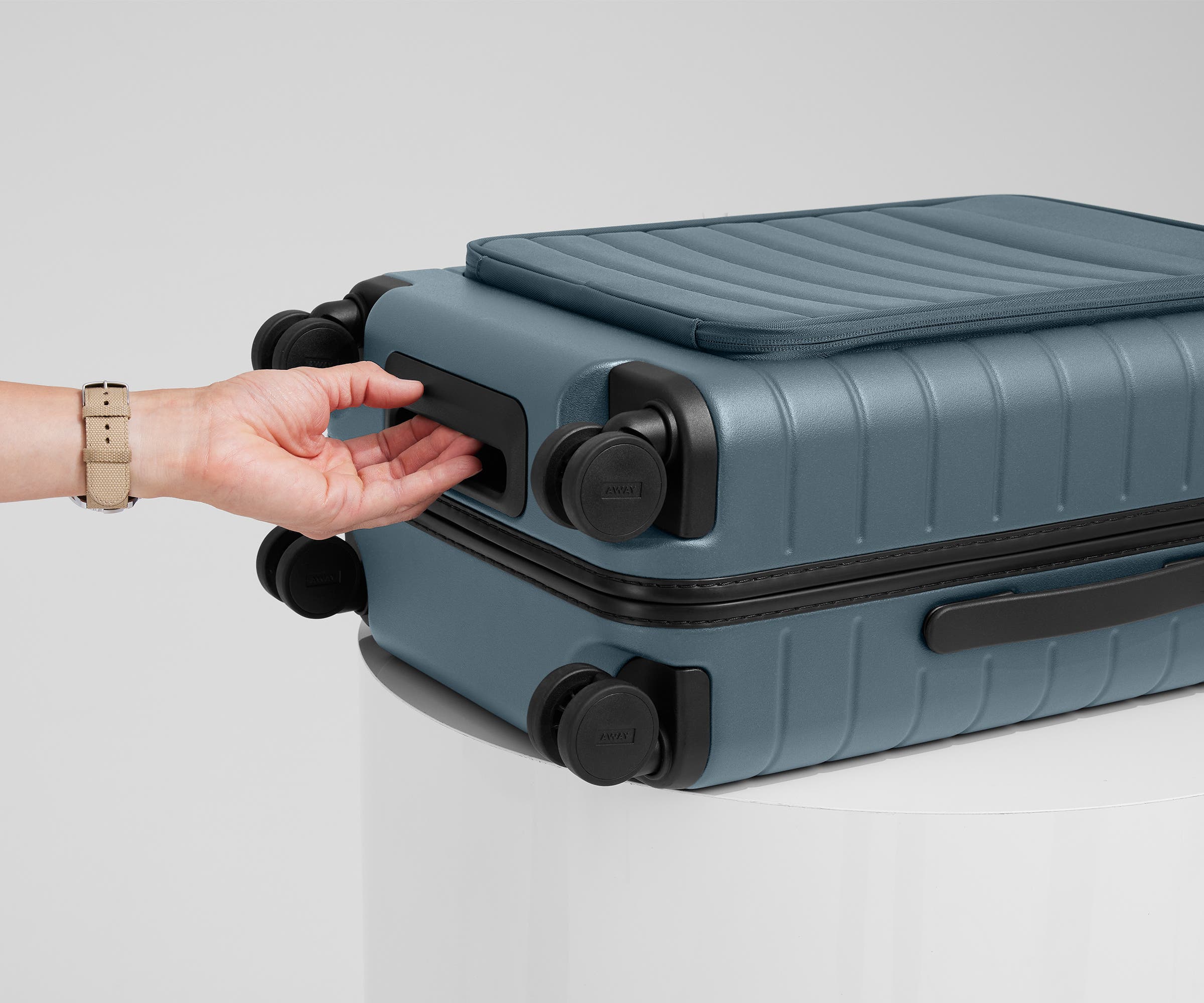 The Executive Bigger Carry-On in Coast Blue - Image 11