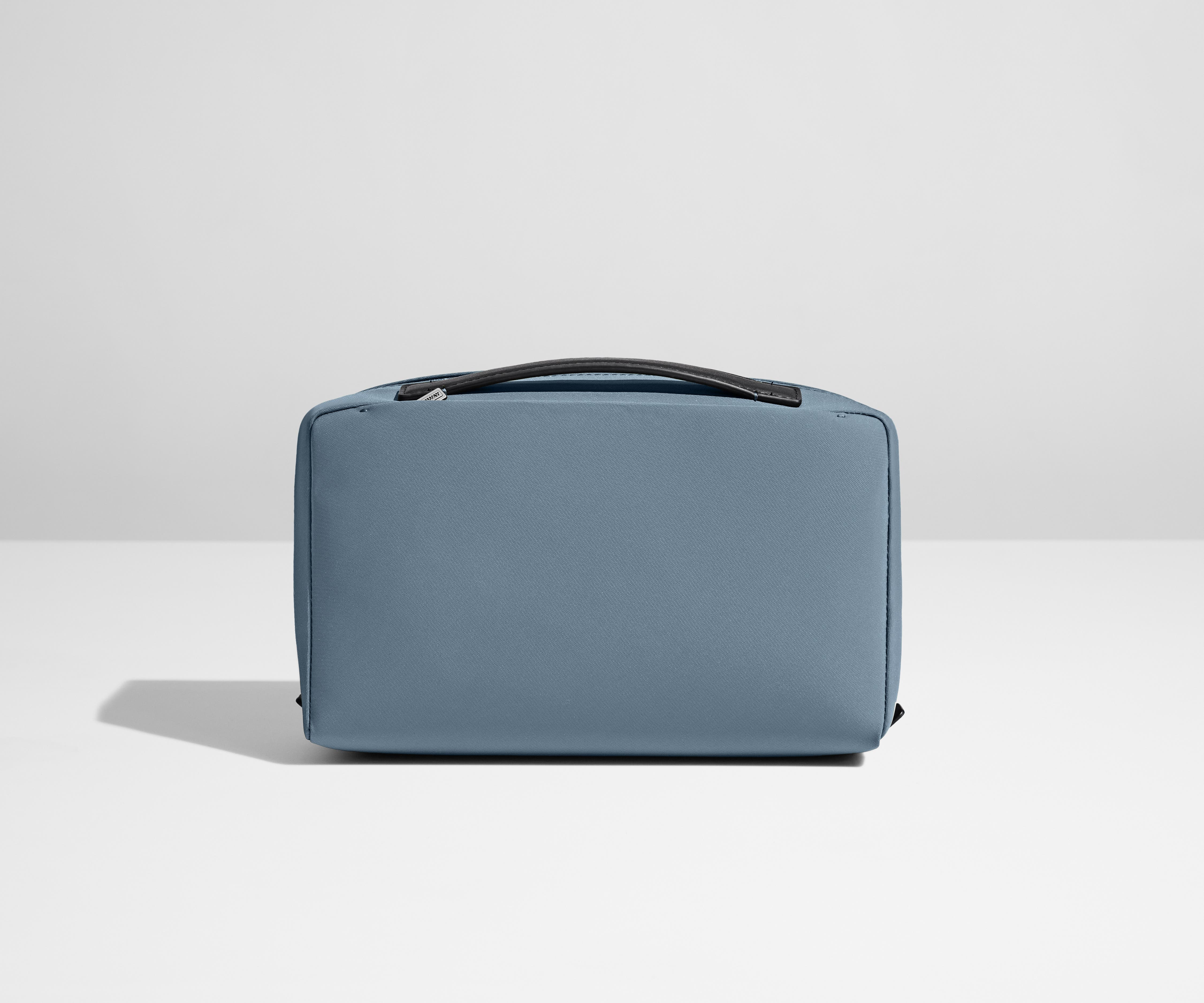 The Large Toiletry Bag in Coast Blue - Image 3