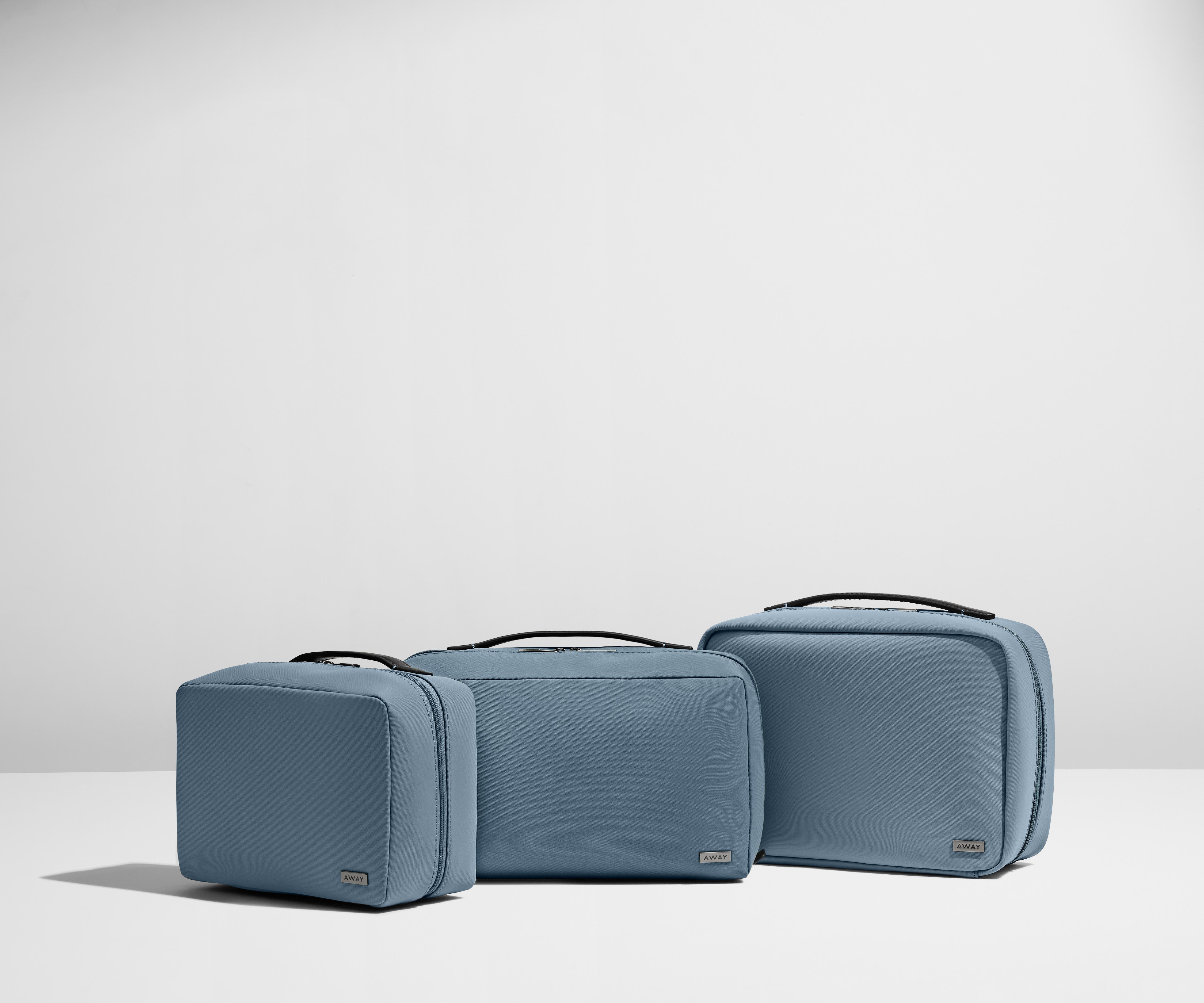 The Large Toiletry Bag in Coast Blue - Image 5