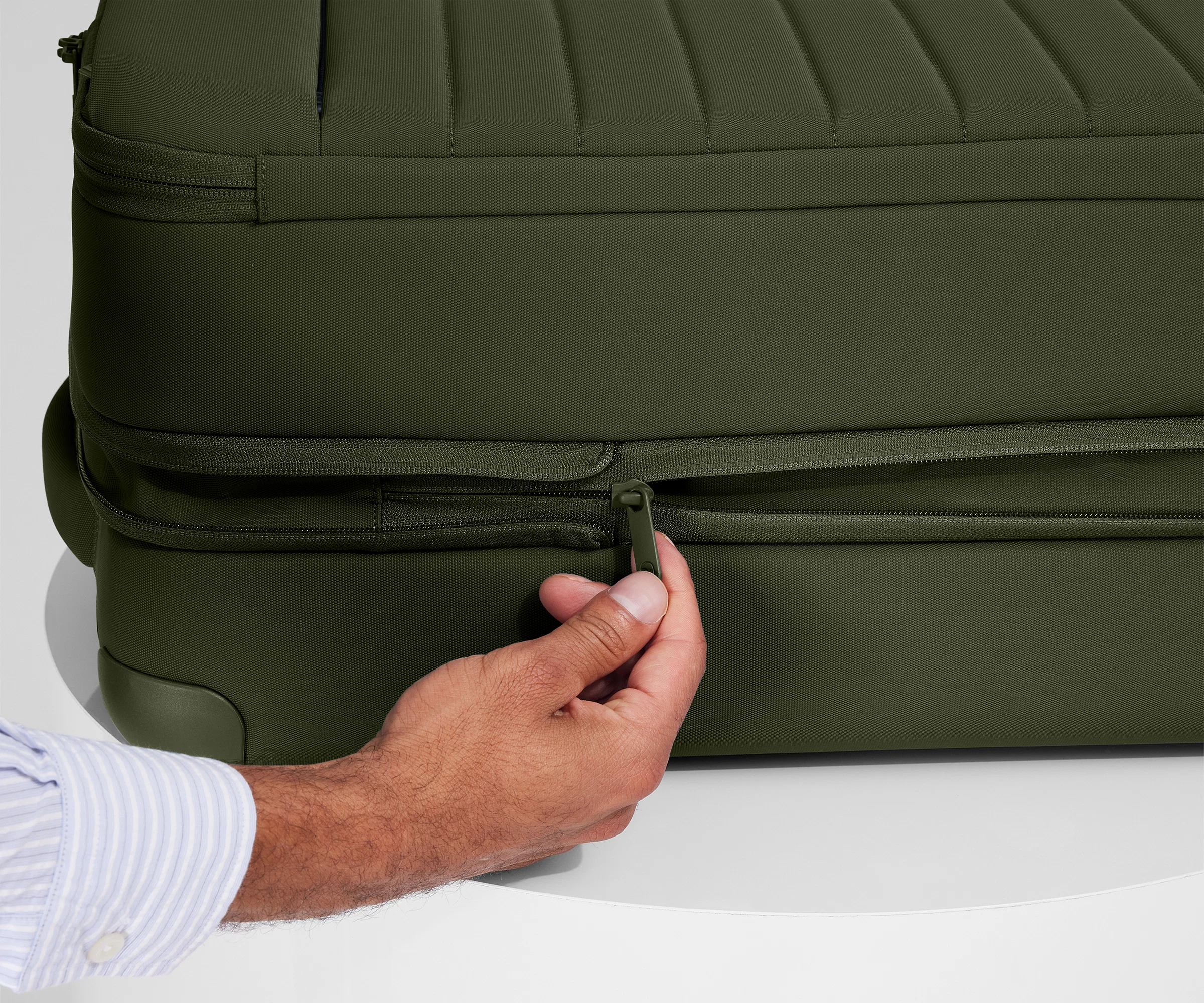 Softside Large in Olive Green - Image 5